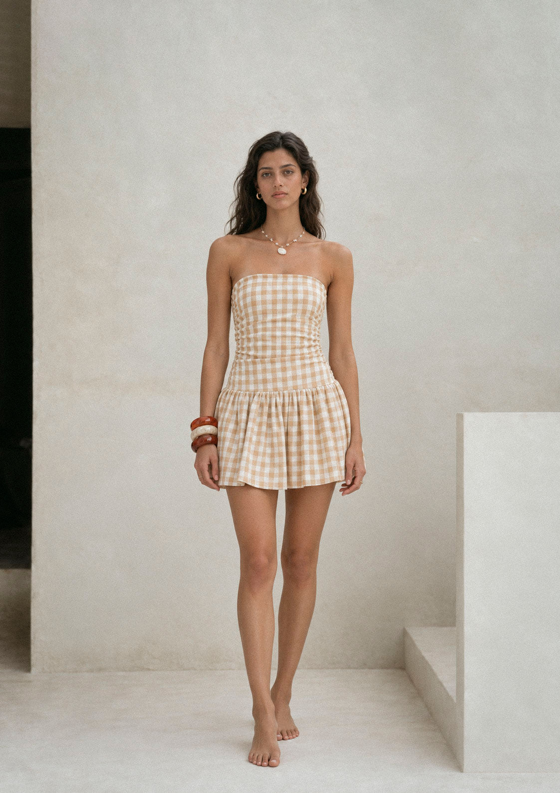 01-cuerpo-completo-frontalVestidoIvonneMiniBeige.jpg